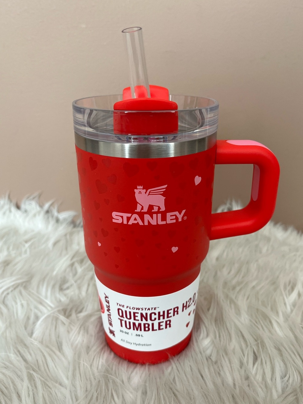 {Stanley} The Quencher H2.0 FlowState Tumbler 20 oz in Ruby Hearts - NWT
